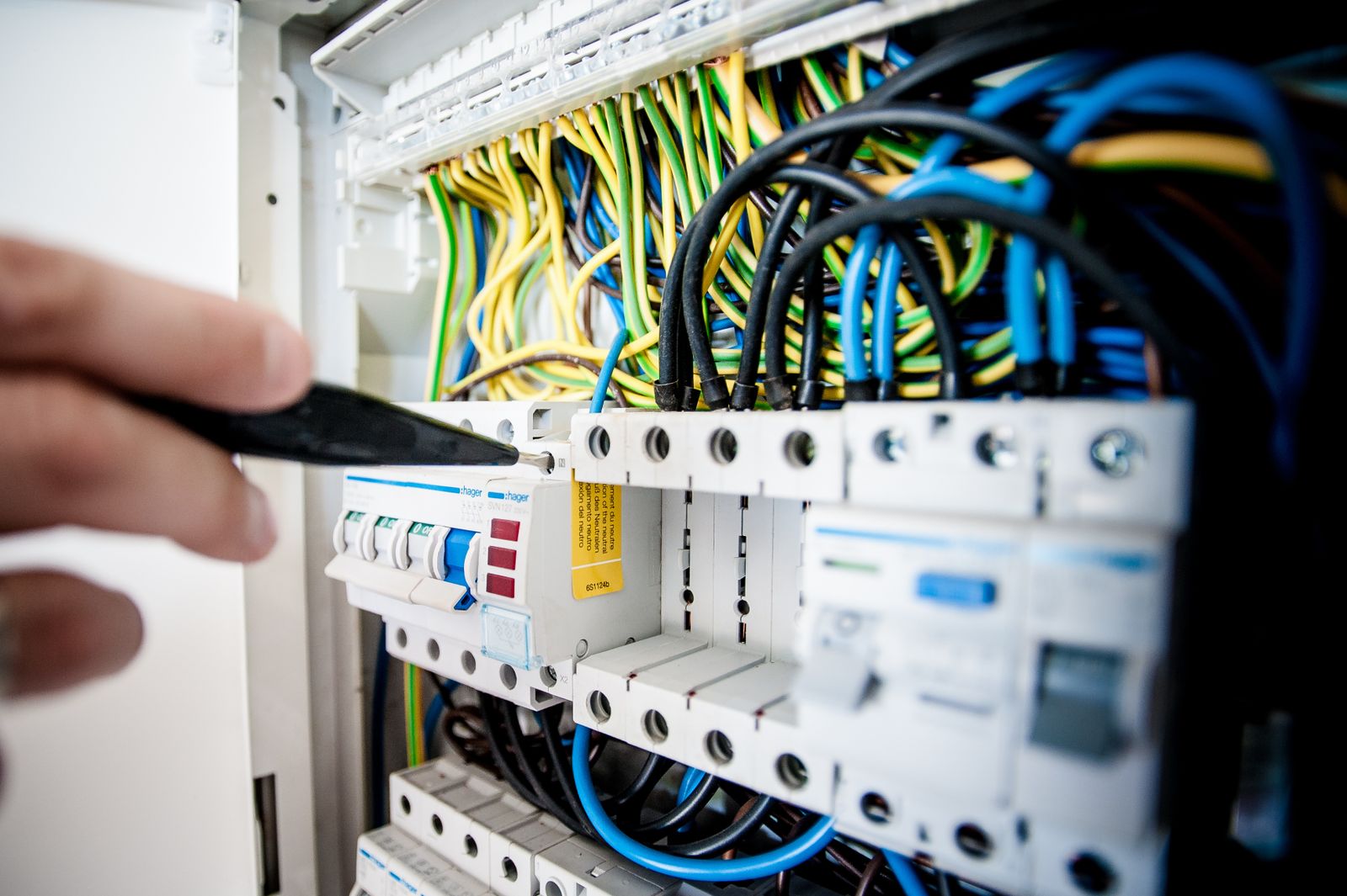 Monteur die een meterkast in een woning controleert